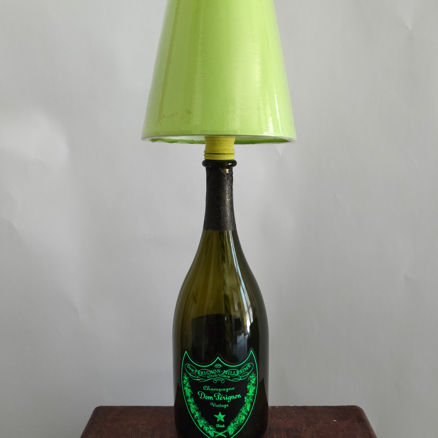 Side view of Cable Lamp Patrimony with braided green textile cord