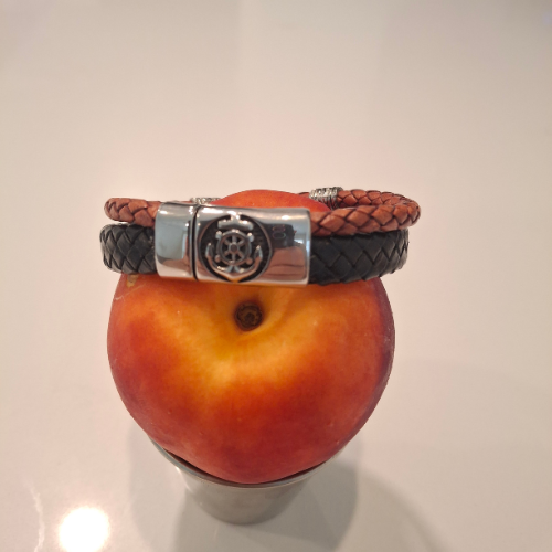 Handmade leather bracelet with anchor engraved clasp