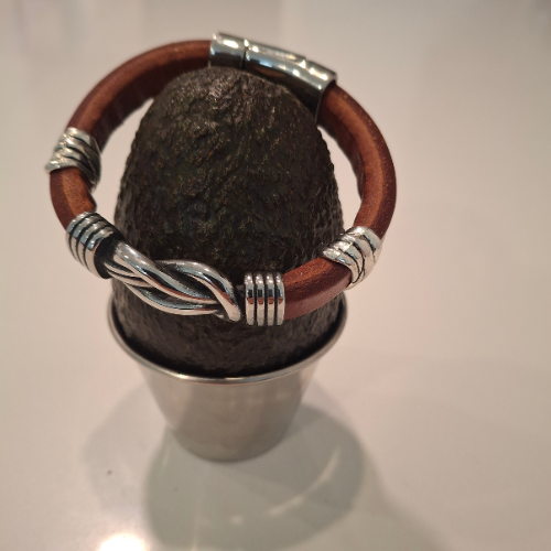 Maritime inspired bracelet in smooth leather design