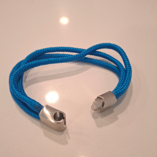 Men’s outdoor style paracord bracelet with magnetic clasp