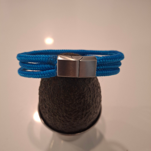 Durable paracord vegan men’s bracelet in bold blue