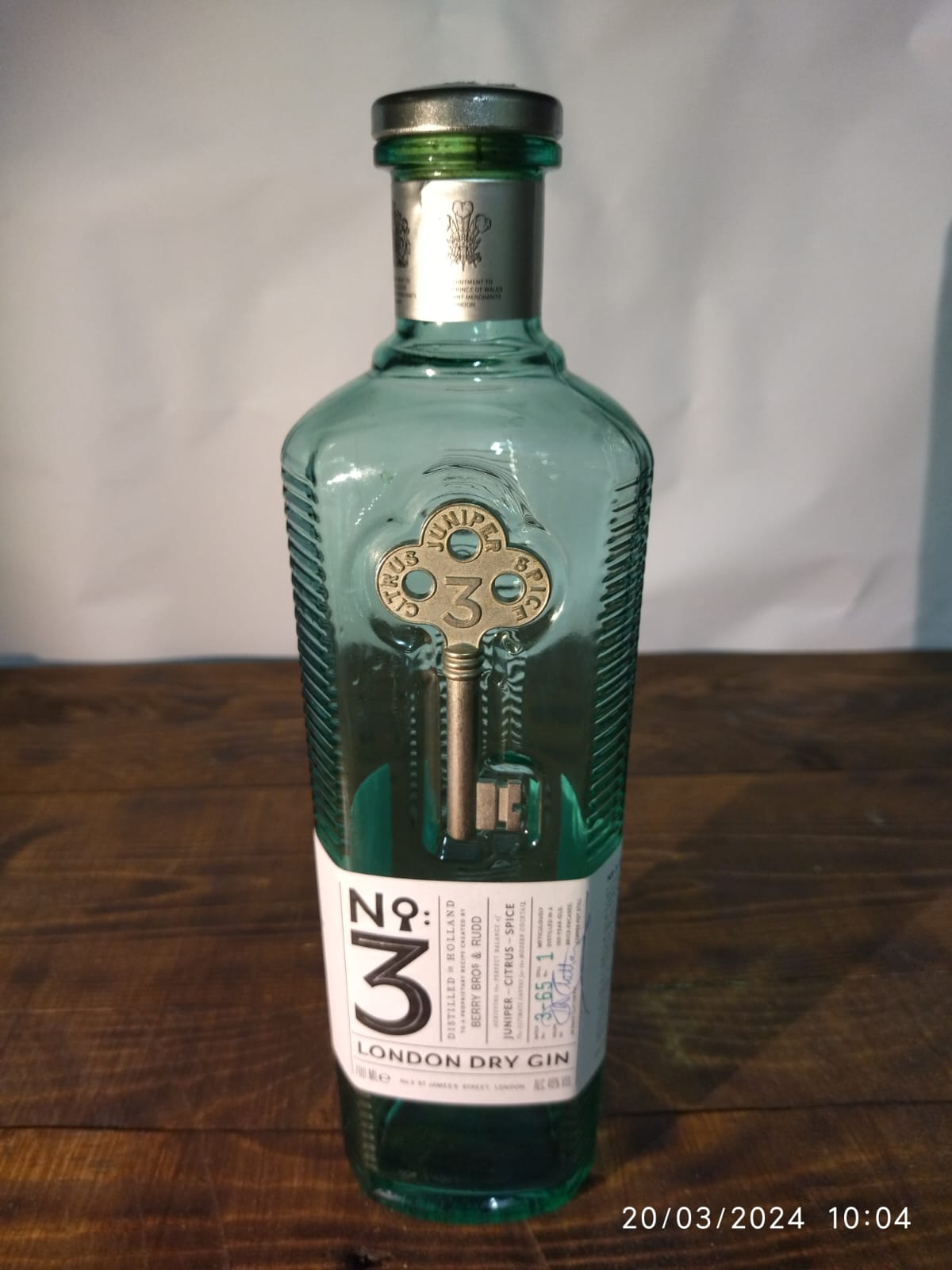 N^3 LONDON DRY GIN BOTTLE