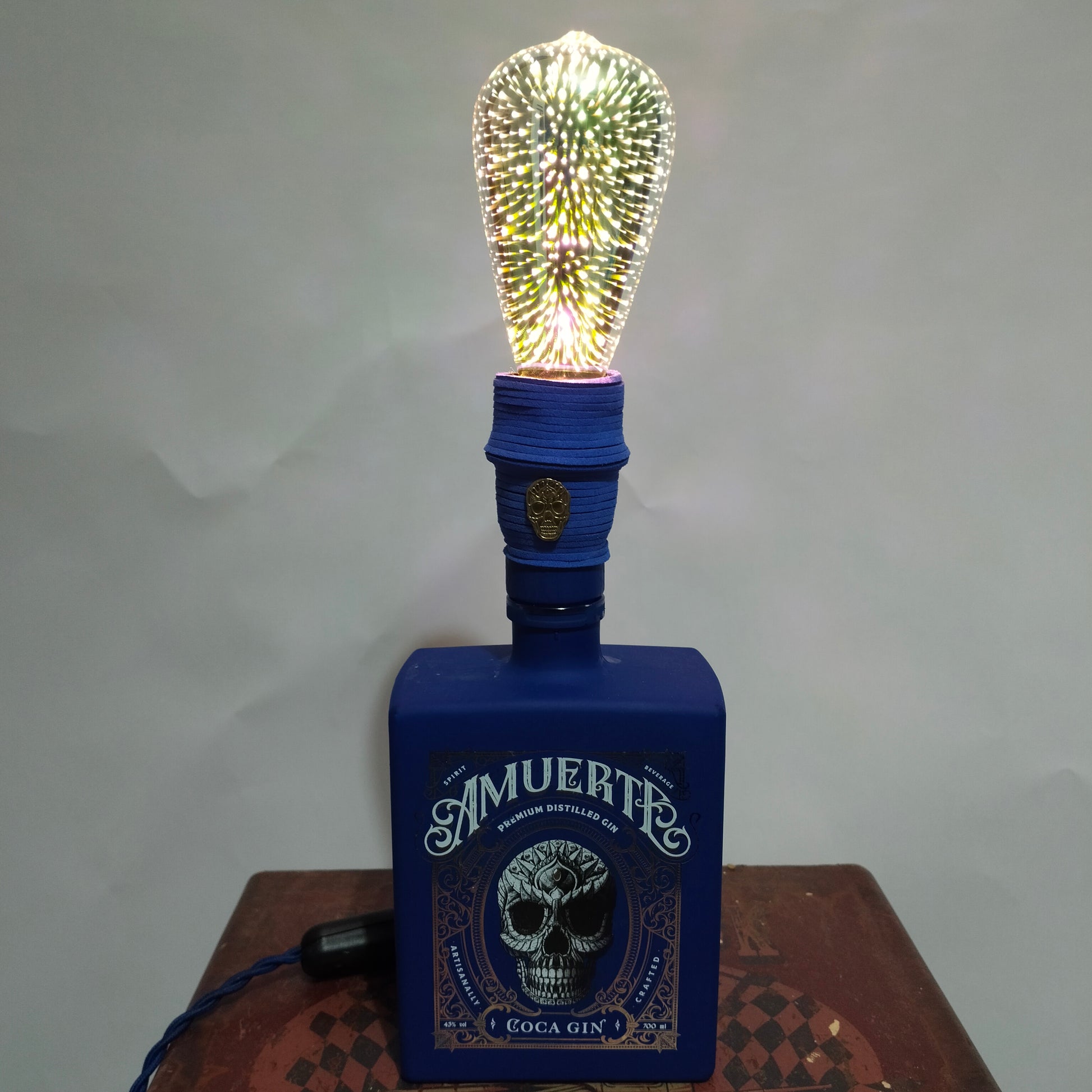 Top detail of Amuerte Blue Edition lamp with balloon LED bulb