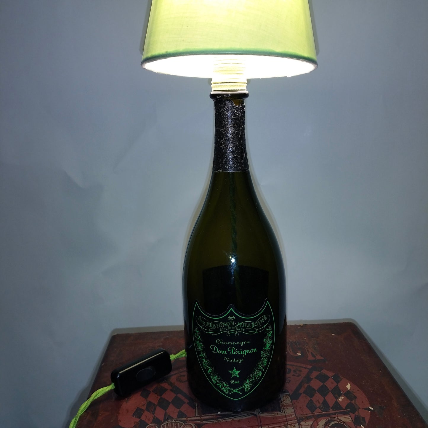 Detail of braided green cable and black plug – Patrimony lamp