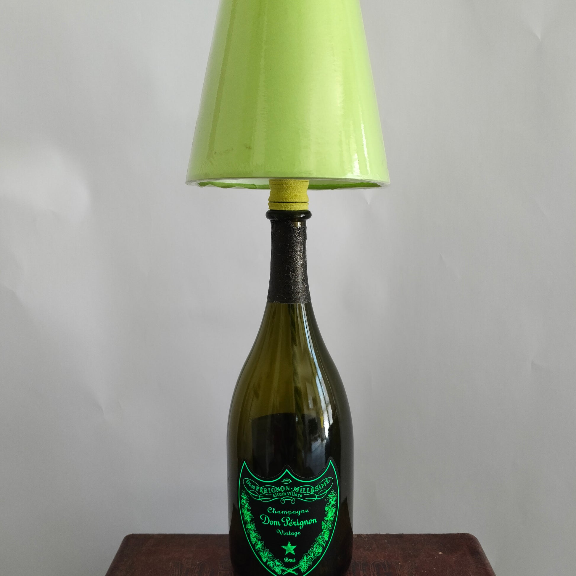 Side view of Cable Lamp Patrimony with braided green textile cord